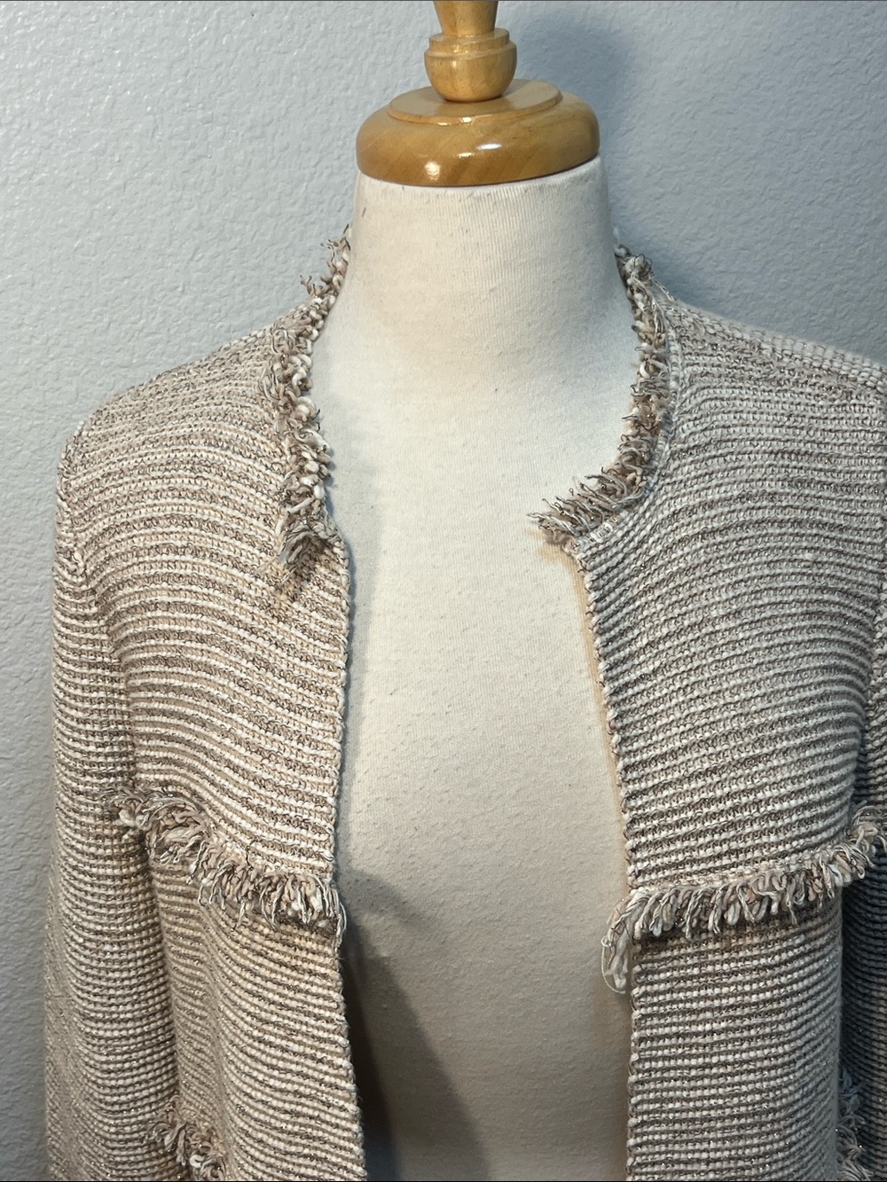 Chico’s Size 1 Beige Textured Knit Frayed Trim Open Front Cardigan Size 8 - Picture 6 of 9